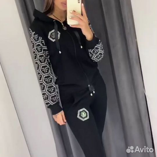 Женский спортивный костюм