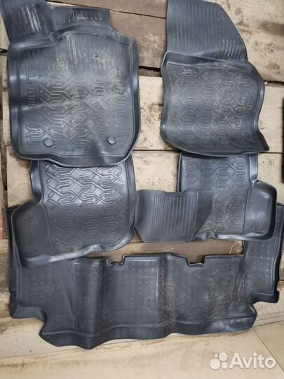 Продаю коврики резиновые LADA largus