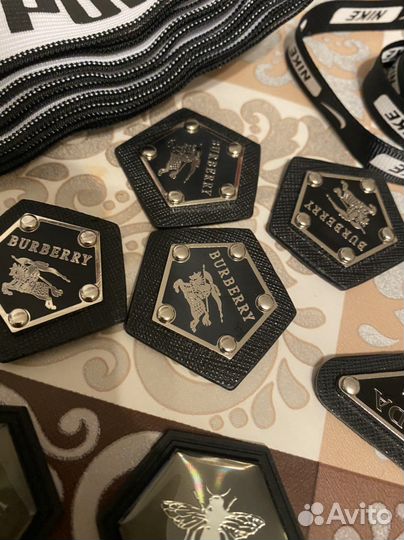 Значки фирменные брэнд нашивки на одежду