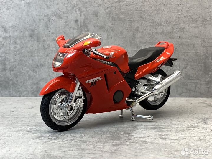 Коллекционная модель Honda CBR 1100XX 1:18