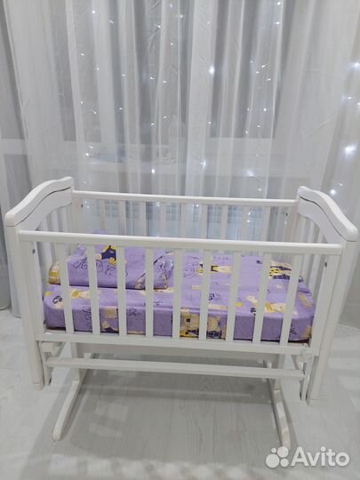 Детская кроватка с поперечным маятником