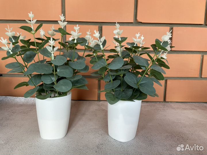 Искусственные цветы в кашпо