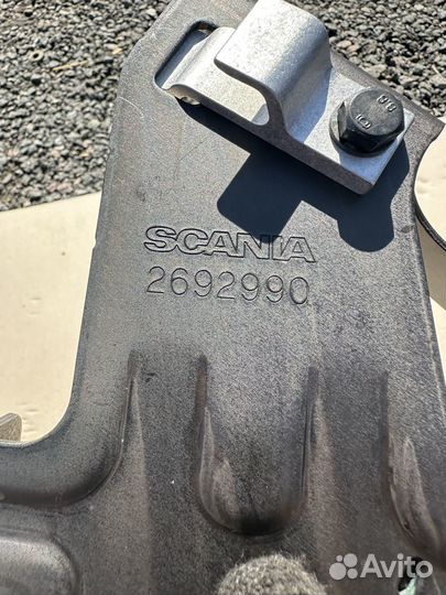 Кронштейн правой фары Scania 6 2692990