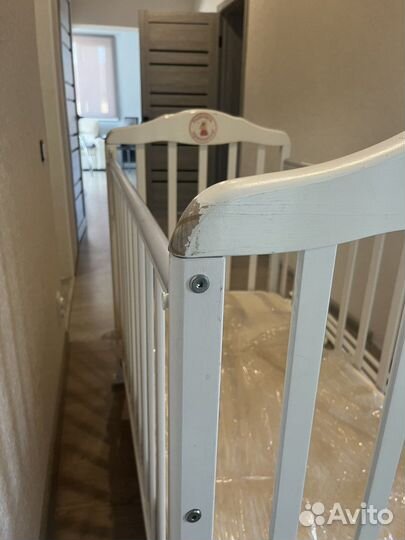 Детская кроватка с маятником и матрасом