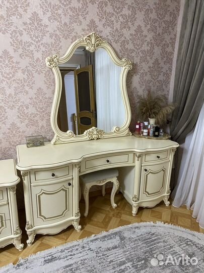 Трюмо с зеркалом