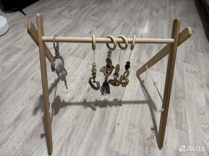 Стойка тренажер Монтессори с игрушками из дерева