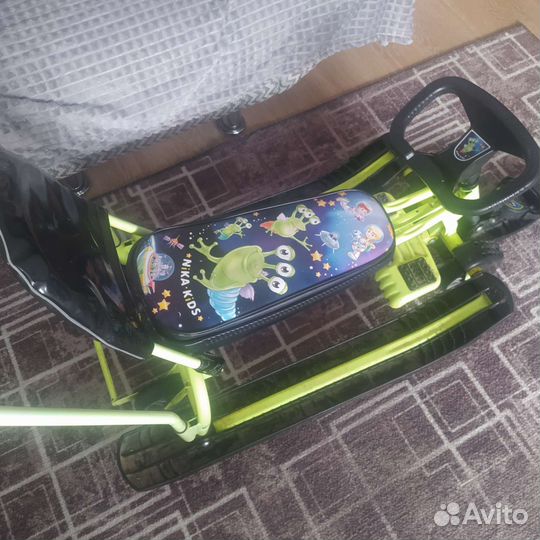 Снегокат с ручкой и колесами