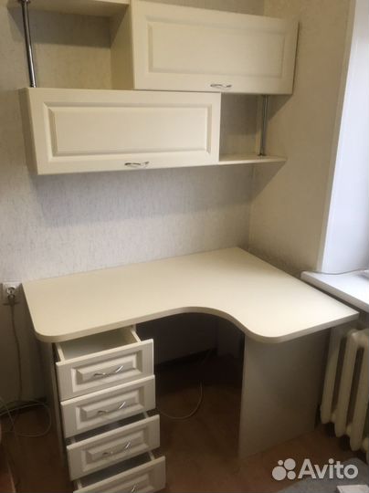 Компьютерный стол и навесная полка