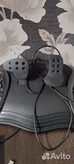 Игровой руль с педалями Genius