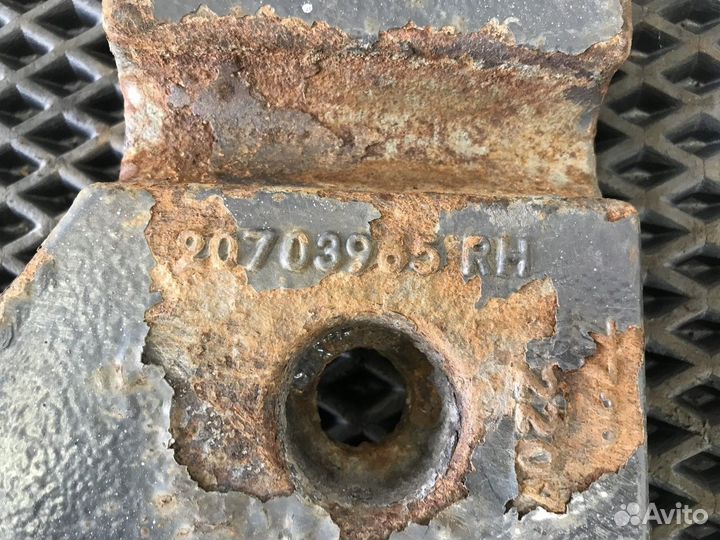 20703965 Кронштейн амортизатора правый