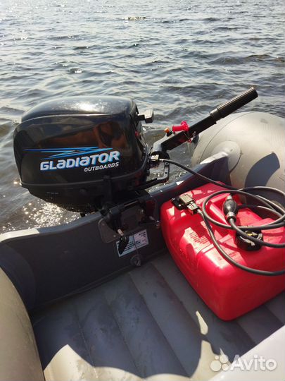 Продам лодочный мотор Gladiator 9.8