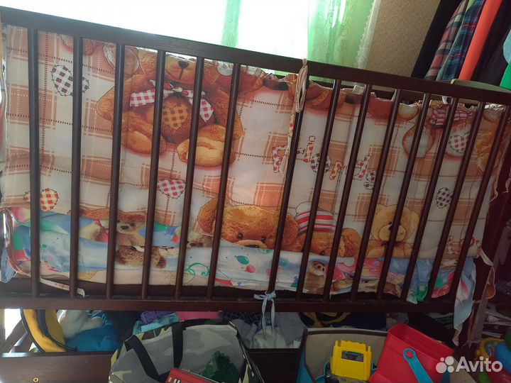 Детская кроватка с маятником