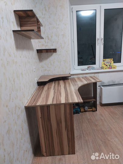 Компьютерный стол угловой с полками