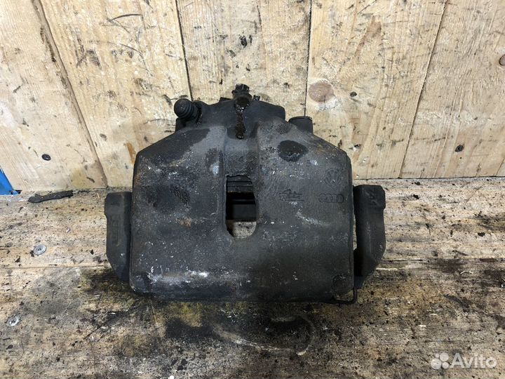 Суппорт передний правый Volkswagen Passat B6