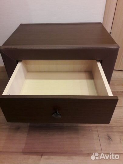 Две прикроватные тумбы 