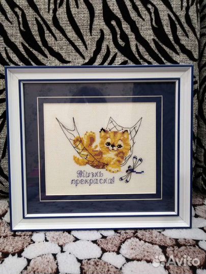 Много красивых вышивок, игольницы