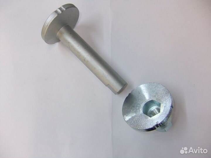 Болт переднего рычага Toyota LC Prado 120