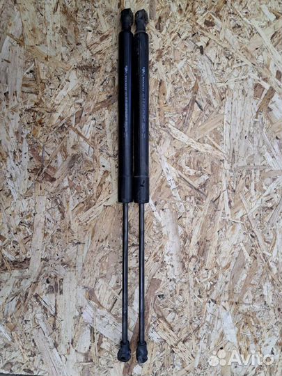 Амортизатор крышки багажника Renault Kaptur