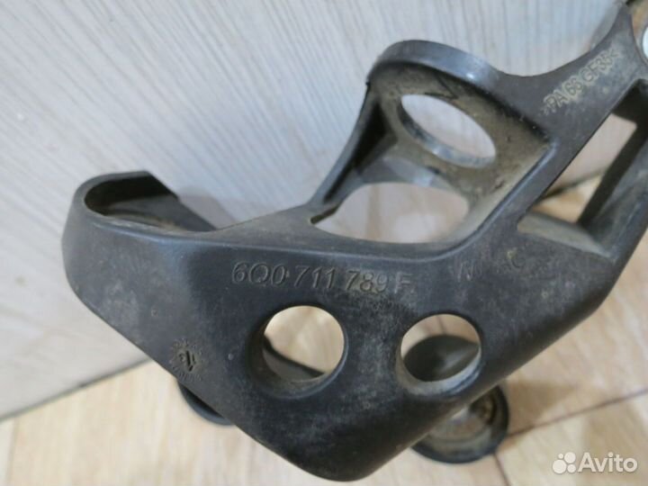 Кронштейн троса кпп Volkswagen Polo