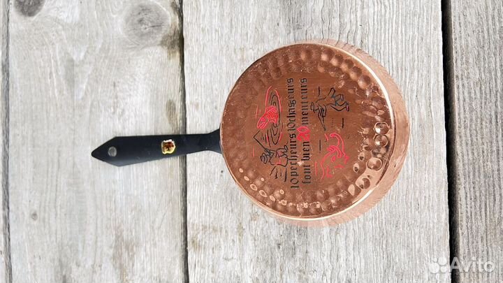 Декаротивная медная сковородка