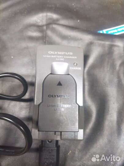 Зарядное устройство Olympus с аккумулятором