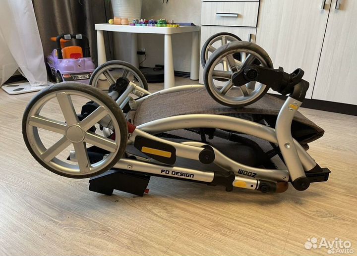 Двухместная коляска