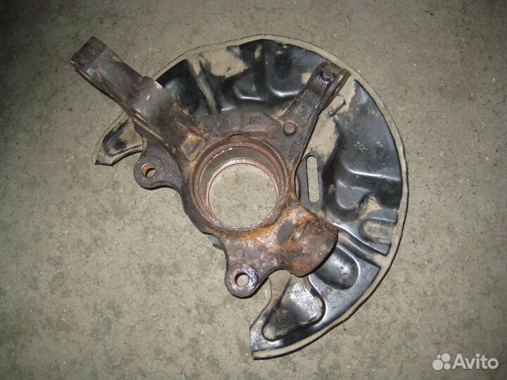 Поворотный кулак Toyota avensis 250