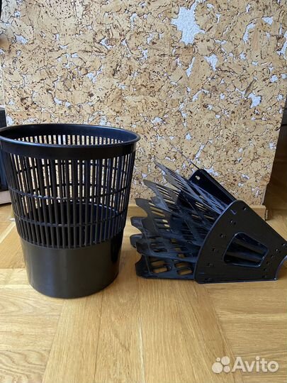 Лоток для бумаг и корзина в офис