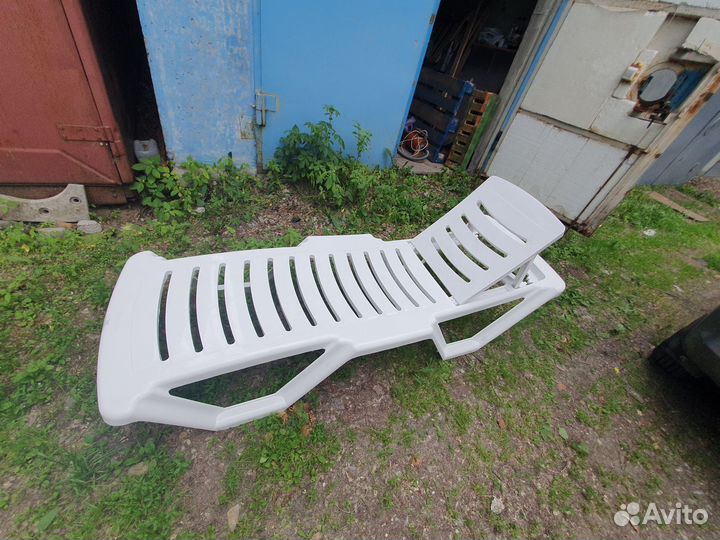 Шезлонг (лежак) пластик,стул и столик в подарок