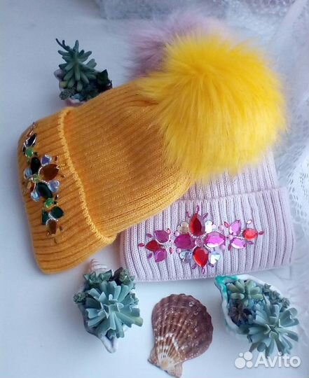 Красивые шапки с камнями и бусинами