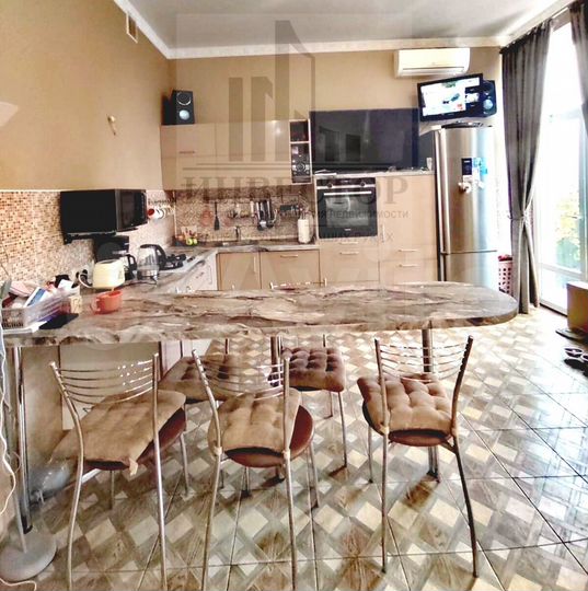 Дом 190 м² на участке 2,7 сот.