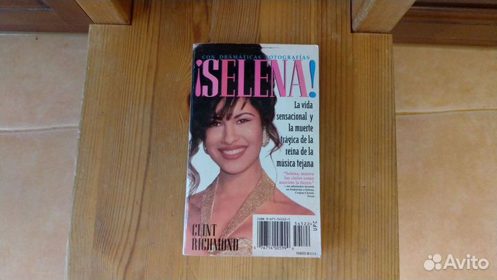 Книга на английском и испанском языках Selena