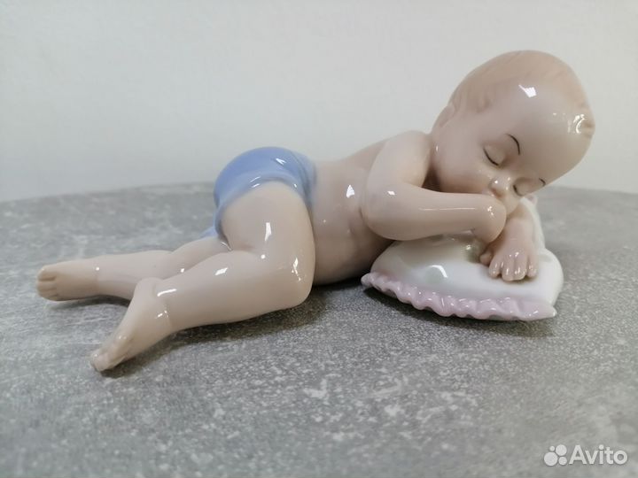 Фарфоровая статуэтка