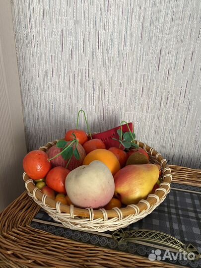 Искусственные фрукты в корзинке
