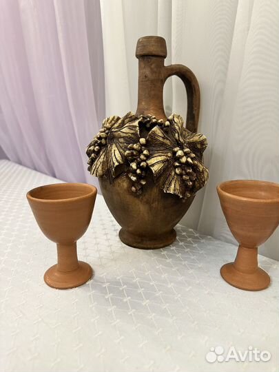 Глиняный кувшин с глиняными бокалами