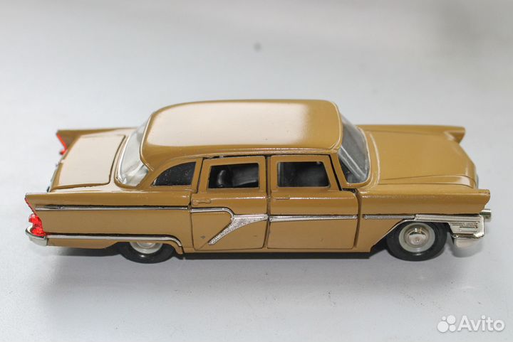 Модель 1:43 Чайка газ-13