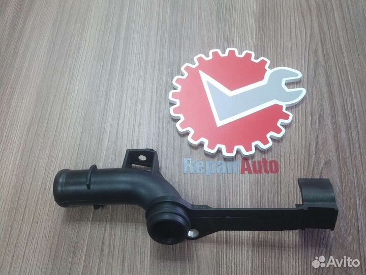 Патрубок системы охлаждения Мерседес w203/w204w