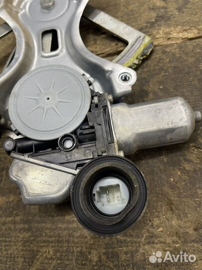 Стеклоподьемник Toyota Land Cruiser 200