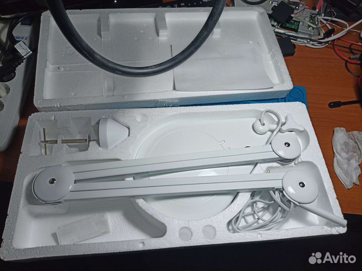 Лупа с подсветкой настольная