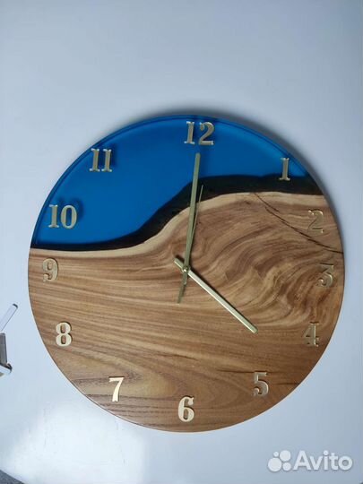 Часы из дерева и эпоксидной смолы