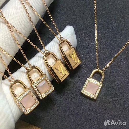 Золотой кулон Louis Vuitton