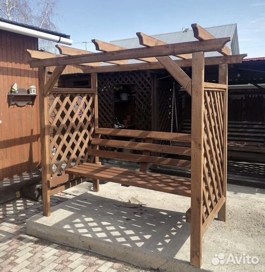 Пергола с лавочкой и кашпо садовая