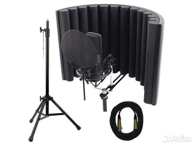 Студийный микрофон и звуковая карта с наушниками