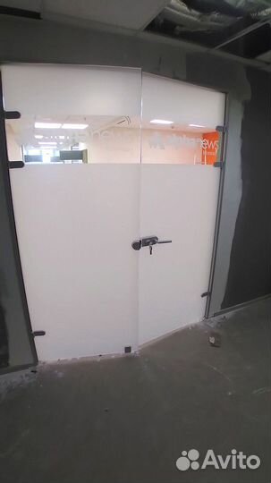 Стеклянная дверь на заказ от 3 дней