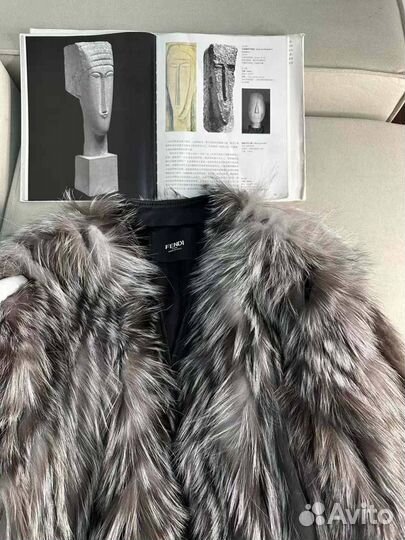 Шуба из меха лисы fendi