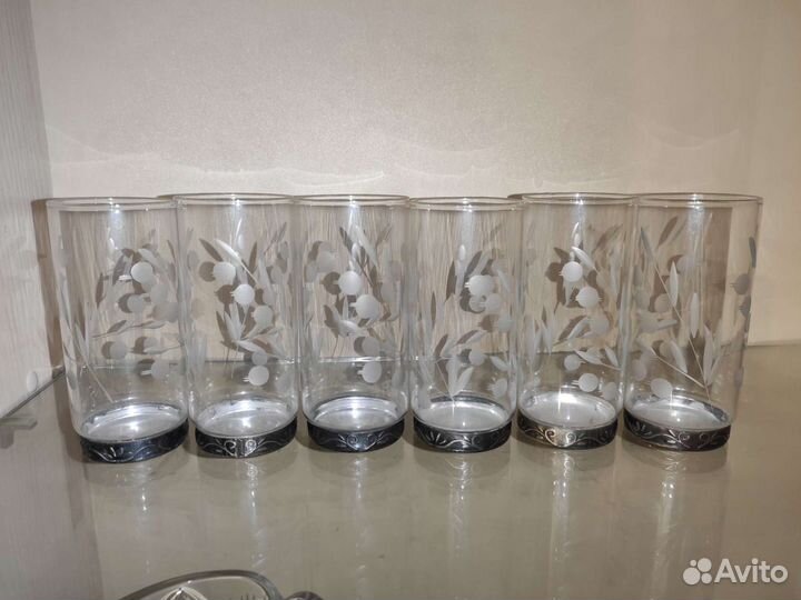 Хрустальные вазы, стопки, штоф на подносе