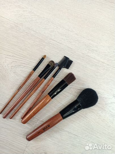 На доставке. Цена за все. Набор кистей