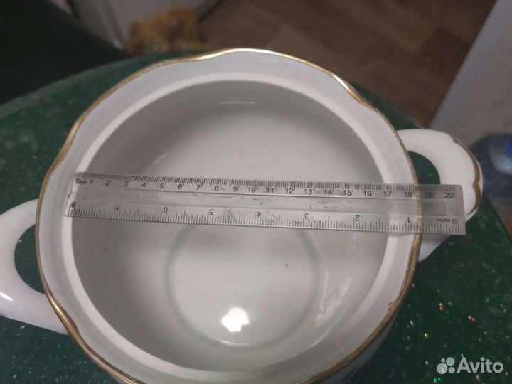 Супница с крышкой