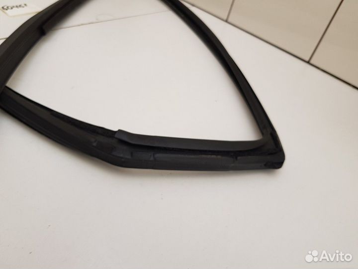 Уплотнитель стекла задний правый (Haval F7)