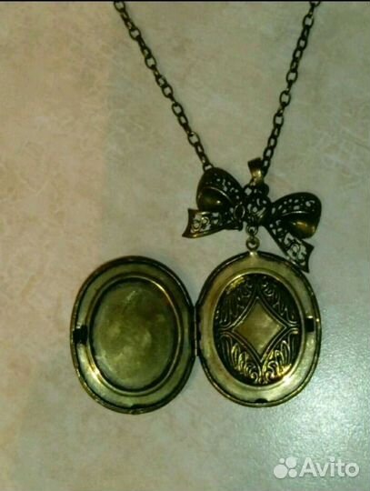 Кулон для хранения фотографий, открывающийся